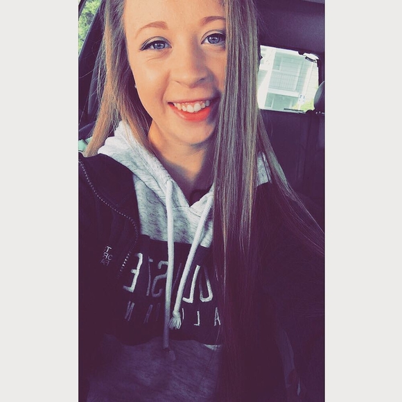 Profile Picture of Hailey Mitchell (@haileymitch7) on Poshmark