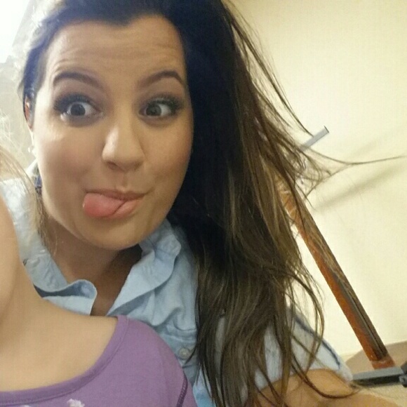 Profile Picture of Tiffany Sharp (@tesharpie) on Poshmark