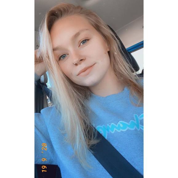 Profile Picture of Hailey Hapchuck (@haileeynichole) on Poshmark