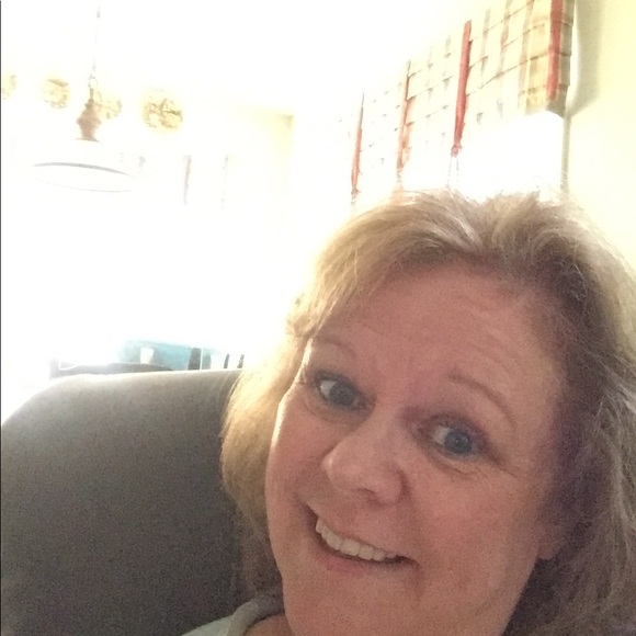 Profile Picture of Jo-anne Staehs (@joannestaehs) on Poshmark