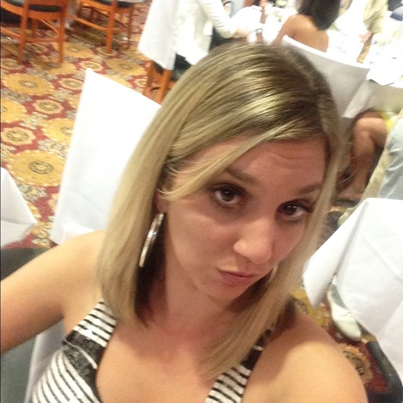 Profile Picture of Amanda Peyton (@peyto1988) on Poshmark