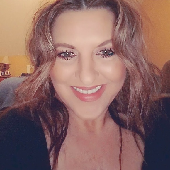 Profile Picture of Karen Lopes (@lopesk7407) on Poshmark