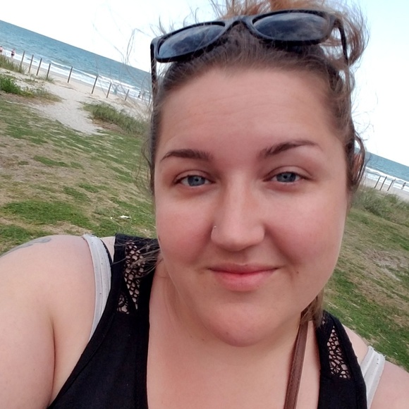 Profile Picture of Aprile Tomaso (@aprilelynn13) on Poshmark