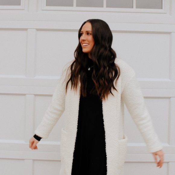 Profile Picture of Mika Gillman (@mikamoo8) on Poshmark