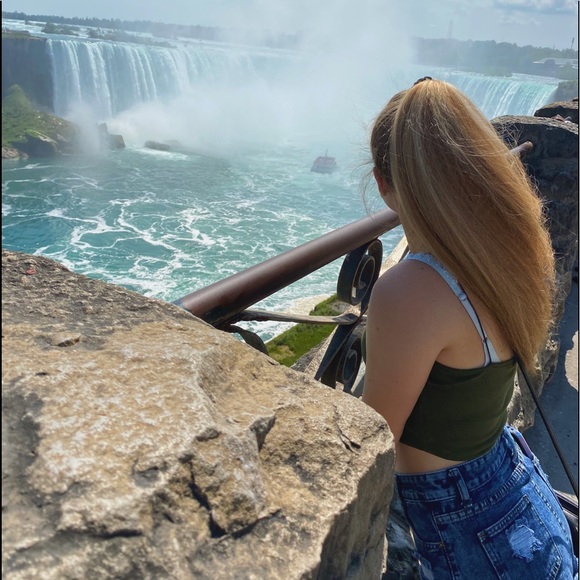 Profile Picture of Alex Maclachlan (@alex_maclachlan) on Poshmark