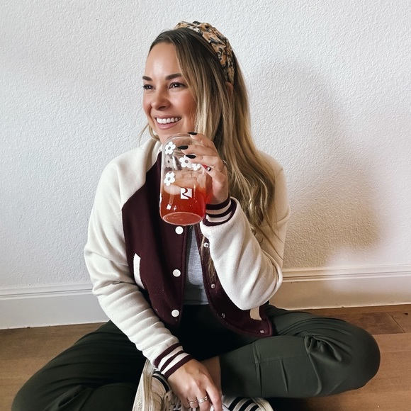 Profile Picture of Amanda Dalrymple (@amandaglenn67) on Poshmark
