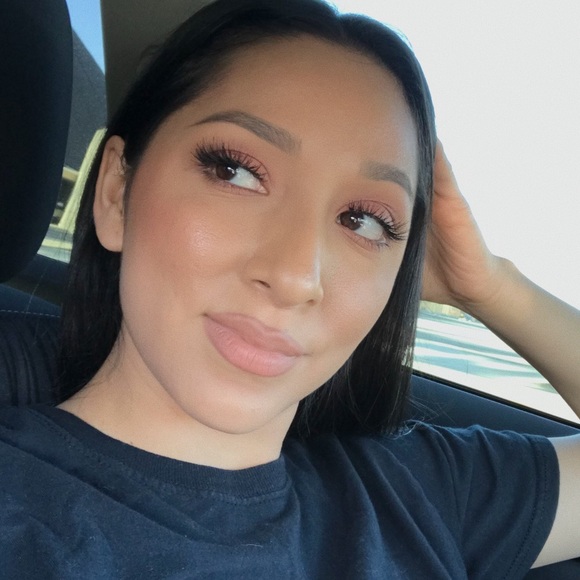 Profile Picture of Edith Pineda (@lovelyedith775) on Poshmark