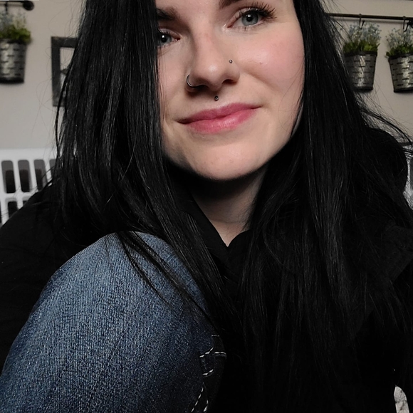 Hannah Vasko - Poshmark Profile Picture of Hannah Vasko (@hannahlwasko) on Poshmark