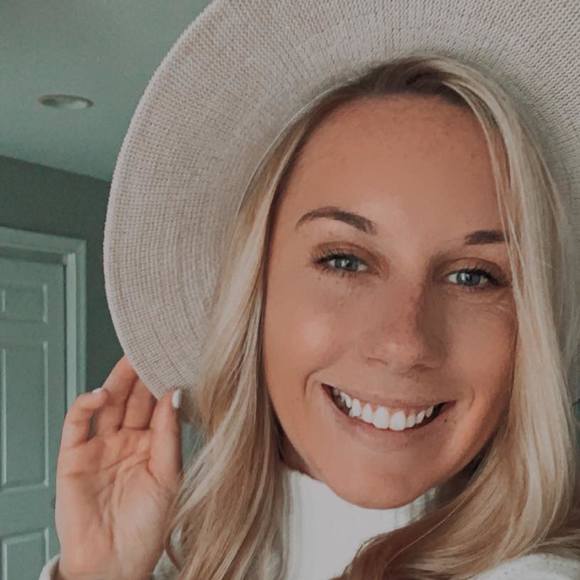 Cassie Heekin - Poshmark Profile Picture of Cassie Heekin (@cassieheekin) on Poshmark