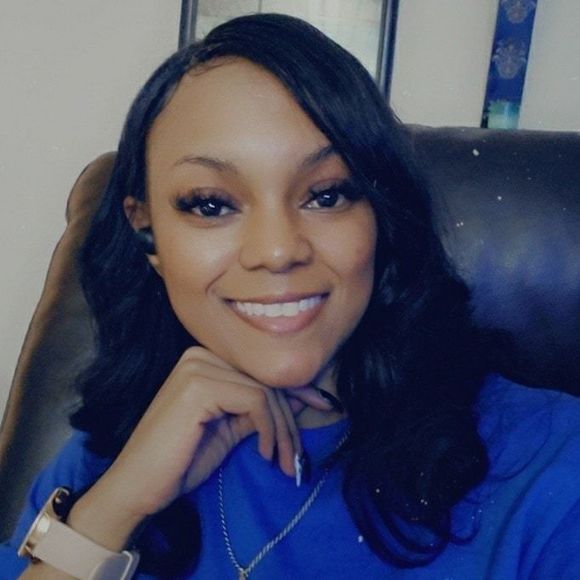Profile Picture of Iris Standifer (@irisstandifer) on Poshmark