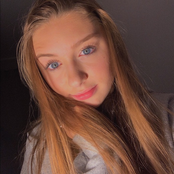 Profile Picture of Olivia Bednarczuk (@oliviabednarczu) on Poshmark