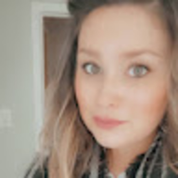 Profile Picture of Stephanie Heusman (@sheusman7) on Poshmark