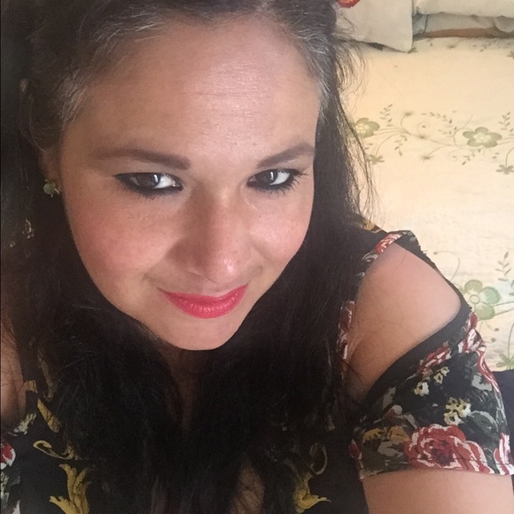 Profile Picture of Griselda Rosales (@griselda123456) on Poshmark