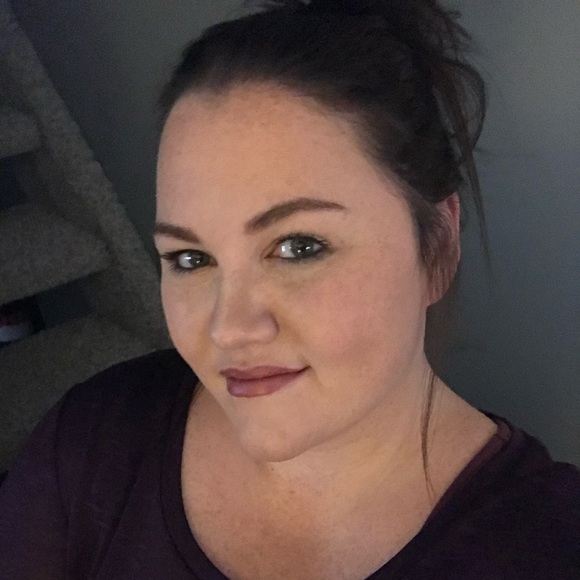 Profile Picture of Laura Burhart (@la_skeebzz) on Poshmark