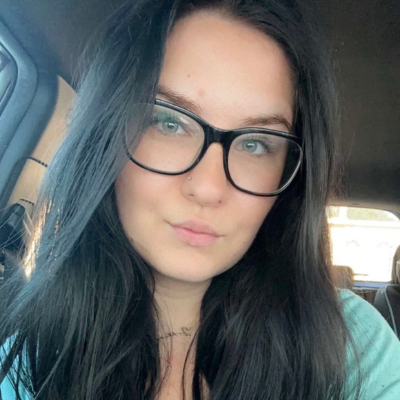 Profile Picture of Alyssa Schneeberger (@alyssaschneebs) on Poshmark