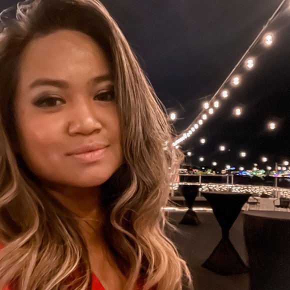 Profile Picture of Valerie Neeley (@valvalmadaldal) on Poshmark