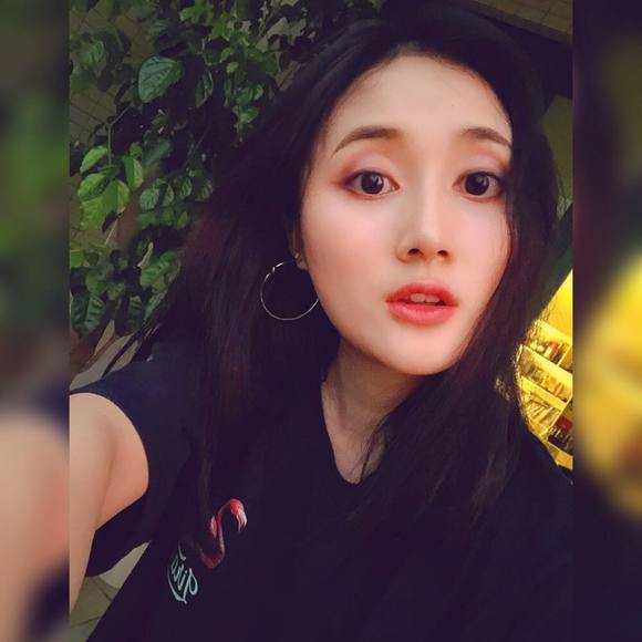 Profile Picture of Cheng Huang (@chenghuang) on Poshmark