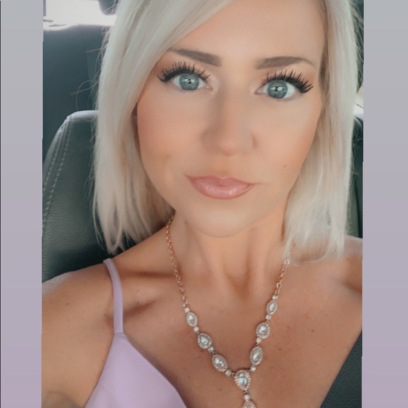 Profile Picture of Amanda Hofferber (@aleigh3888) on Poshmark