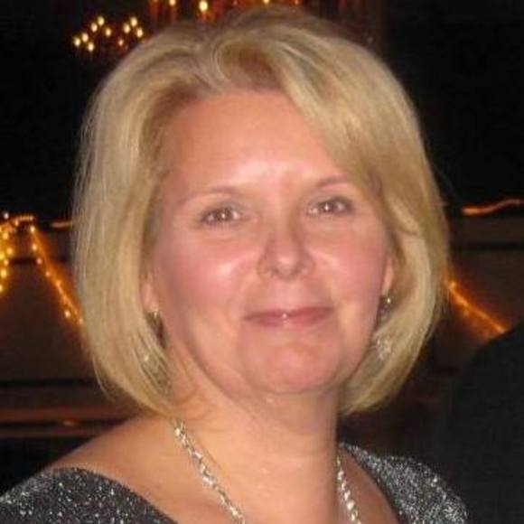 Profile Picture of Jaimee Groves (@jaimeegroves) on Poshmark