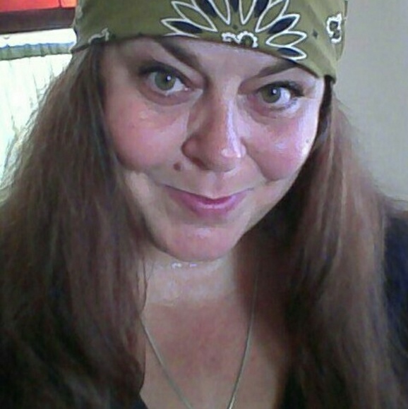 Elaine Kubitscheck - Poshmark Profile Picture of Elaine Kubitscheck (@sunny_0368) on Poshmark