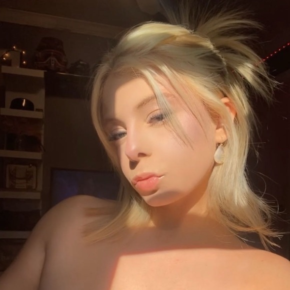 Profile Picture of Mia Rosenhagen (@lunaboo123) on Poshmark