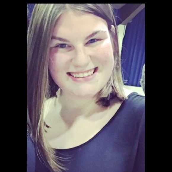 Profile Picture of Carly Bazerman (@cfayeeee) on Poshmark