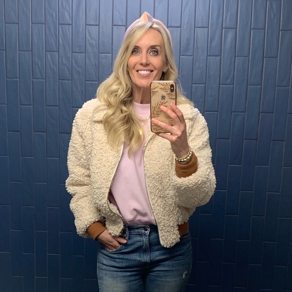 Profile Picture of Amanda Hamm (@ajedwards03) on Poshmark