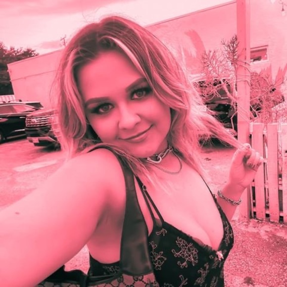 Profile Picture of Juliana Carson (@carson_juliana) on Poshmark
