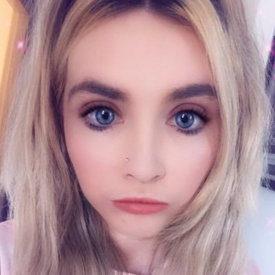 Profile Picture of Ashleigh Waring (@Ashleigh_Rose_x) on Twitter