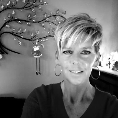 Profile Picture of Julia Neuman (@iamjules16) on Twitter