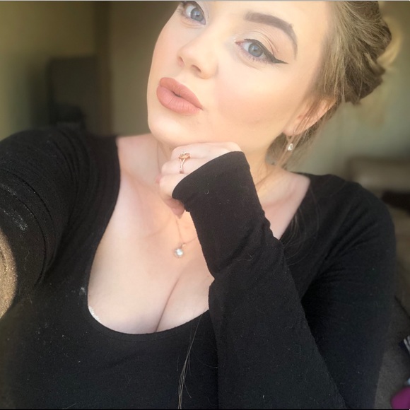 Profile Picture of Angelica Krieger (@angelicakrieger) on Poshmark