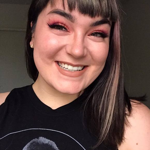 Profile Picture of Bobbi Higginbotham (@bobbi_h97) on Poshmark