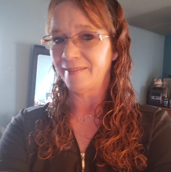 Profile Picture of Angie Robinson (@amd050727) on Poshmark