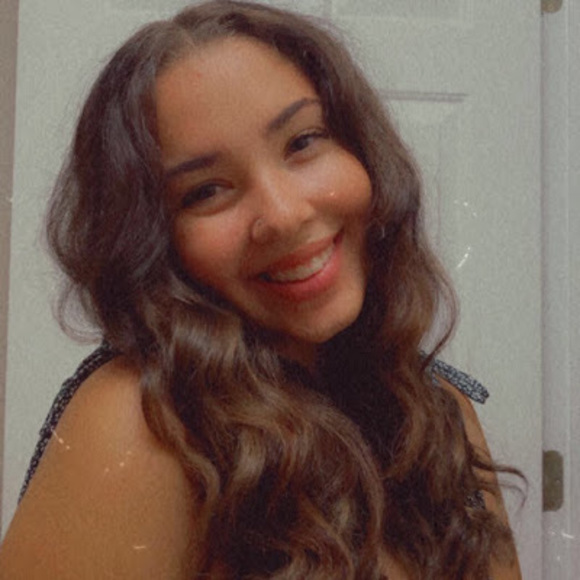 Profile Picture of Halle Mcclain (@hdmcclain1316) on Poshmark