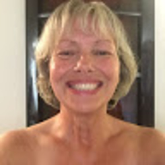 Profile Picture of Lorena Leemon (@lleemon) on Poshmark