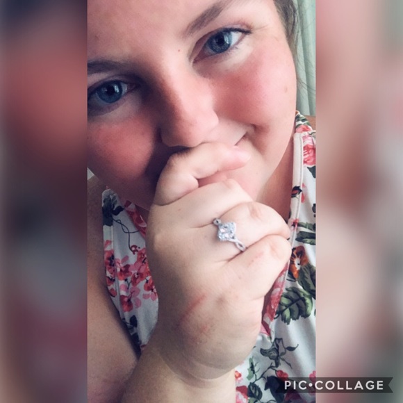 Profile Picture of Ricki Schiering (@ricki_schiering) on Poshmark