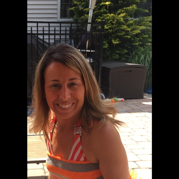 Profile Picture of Lisa Ghezzi (@lisaghezzi) on Poshmark