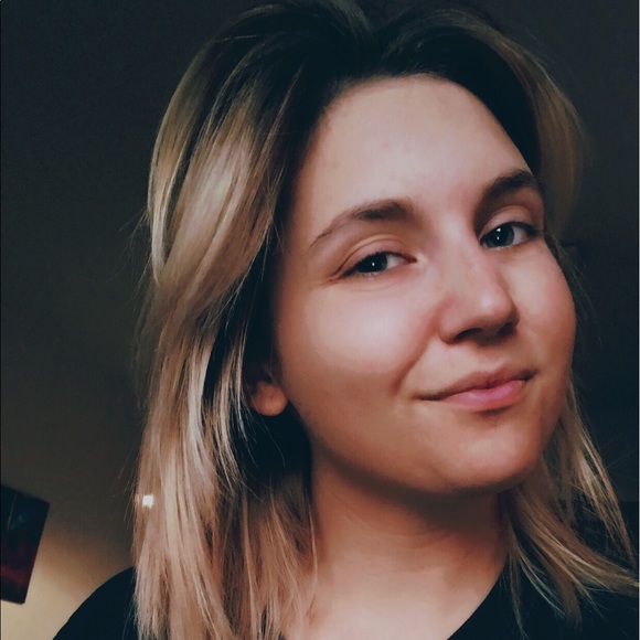 Profile Picture of Zoe Marek (@zmarek) on Poshmark