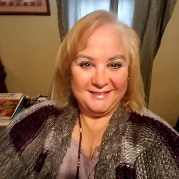 Profile Picture of Lisa Limbach (@girlie72) on Poshmark