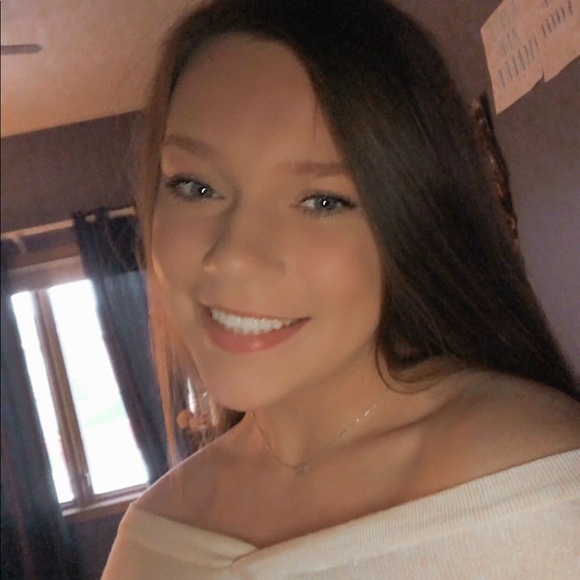Profile Picture of Karli Eckert (@karlieckert) on Poshmark