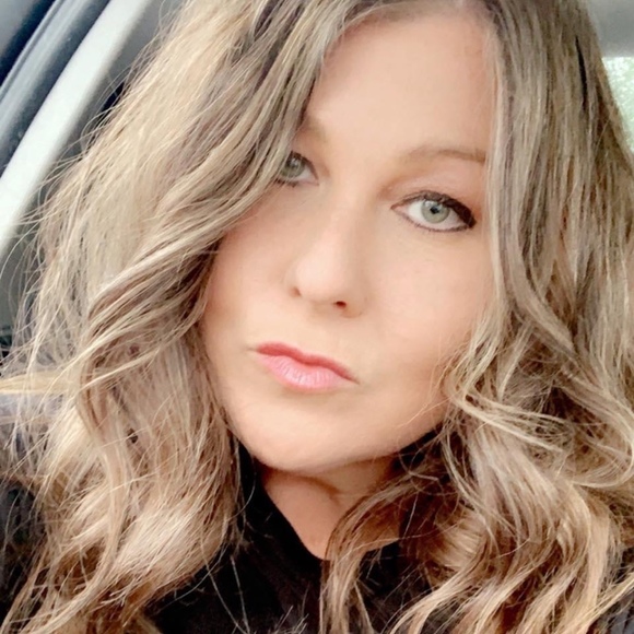 Profile Picture of Shannon Pyle (@shannon1690) on Poshmark