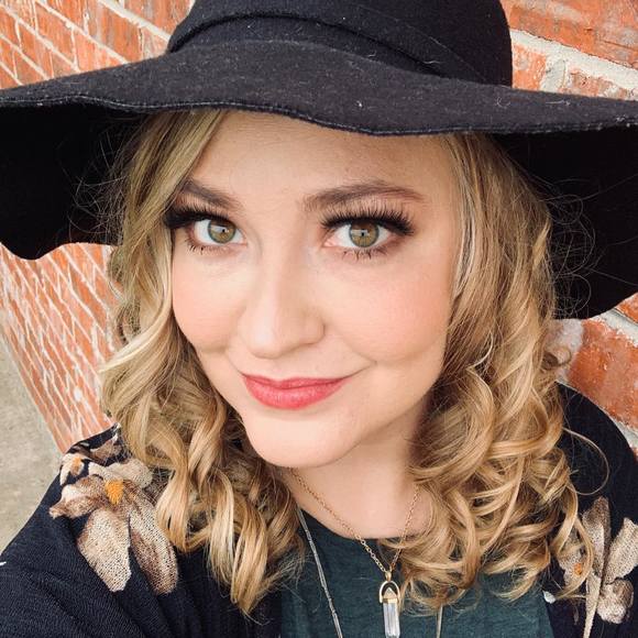 Profile Picture of Julia Laymon (@jewels89) on Poshmark