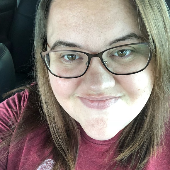 Profile Picture of Amanda Robinette (@amandar1985) on Poshmark