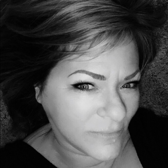 Profile Picture of Beth Thomas (@bathomas61) on Poshmark