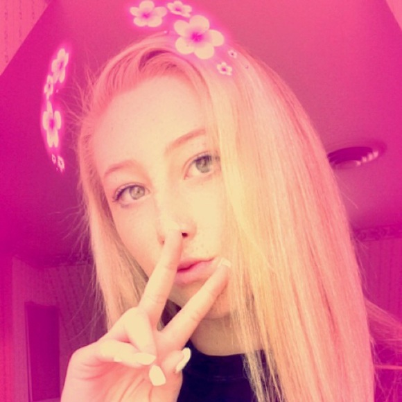 Profile Picture of Sarah Andrews (@sarahandrews12) on Poshmark