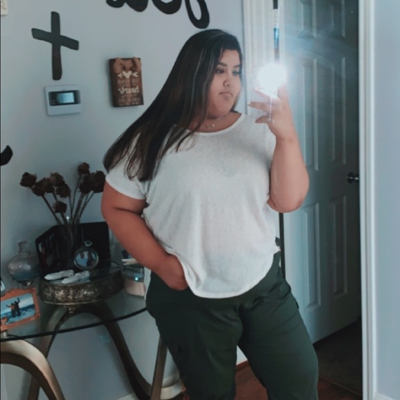 Profile Picture of Ariel Ybarra (@arielystarr) on Poshmark