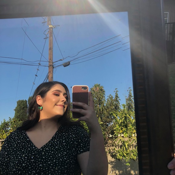 Profile Picture of Cassandra Leon (@casscats12) on Poshmark