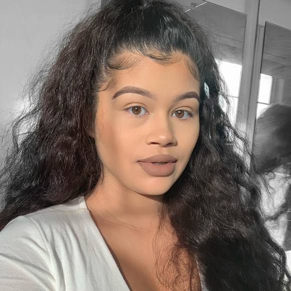 Profile Picture of Amber Amber (@ambermenjivar) on Poshmark