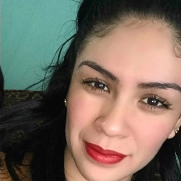 Profile Picture of Isabel Quiroz (@isaquiroz) on Poshmark