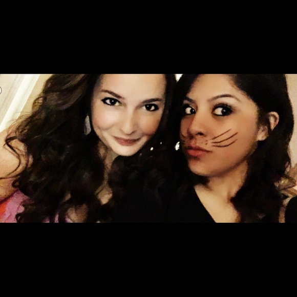 Profile Picture of Carly Bell (@carlyjjayy) on Poshmark